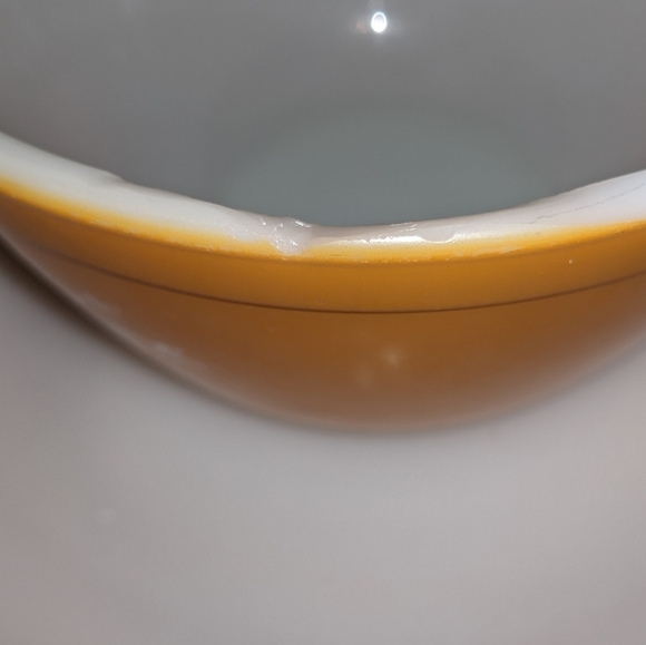 Pyrex Round Mixing Bowls in White and Gold Ovenware - Picture 2 of 4